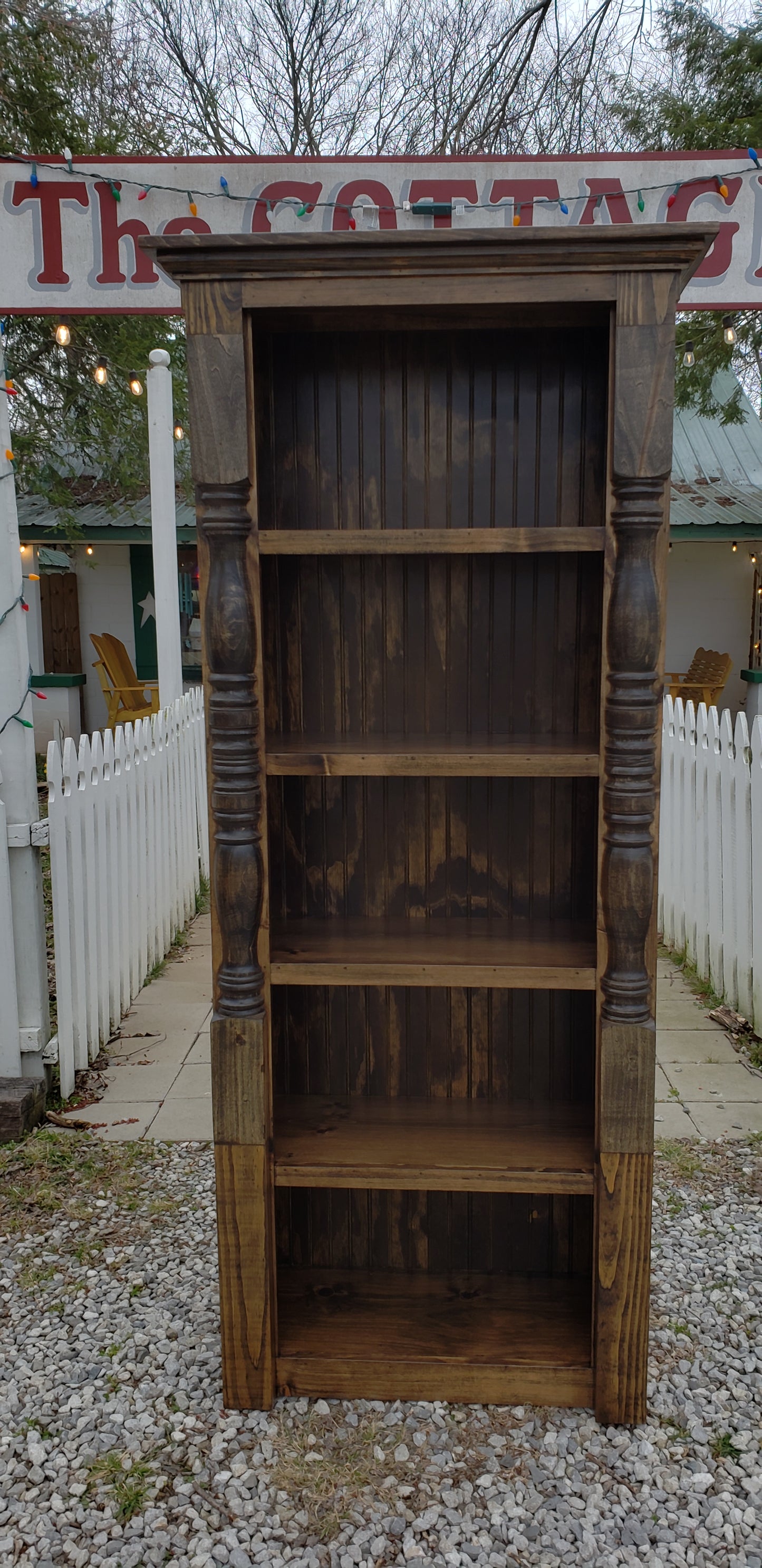 Bookcase (with turned sideposts)