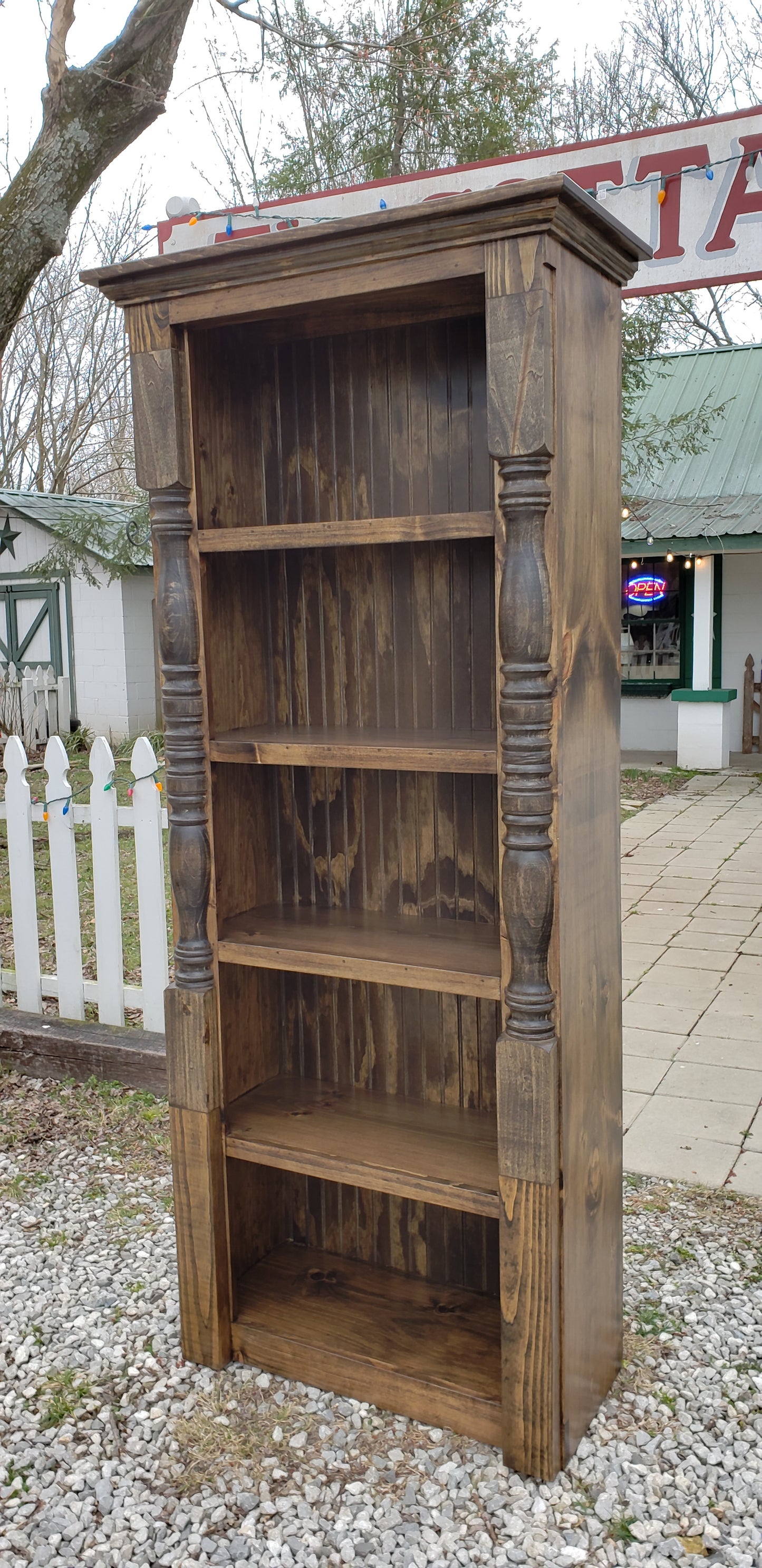 Bookcase (with turned sideposts)